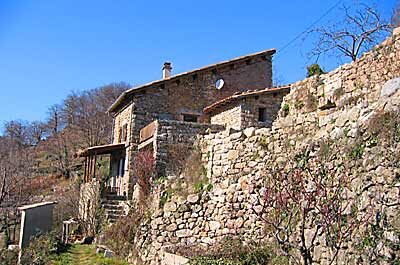 Kleines Bruchsteinhaus am Rand von Valousset
